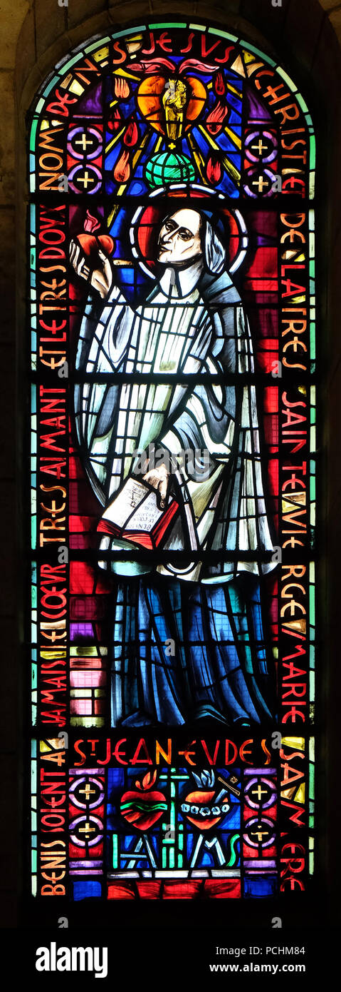 San Giovanni Eudes, finestra di vetro colorato nella Basilica del Sacre Coeur, dedicata al Sacro Cuore di Gesù a Parigi, Francia Foto Stock
