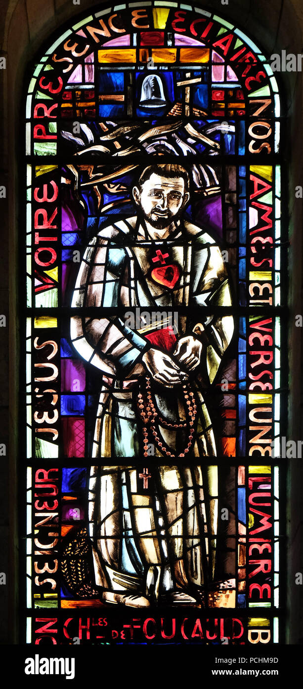 Il Beato Charles de Foucauld, finestra di vetro colorato nella Basilica del Sacre Coeur, dedicata al Sacro Cuore di Gesù a Parigi, Francia Foto Stock