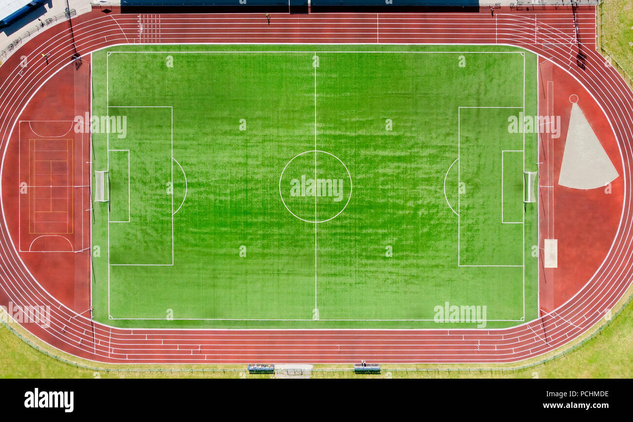 Un vero e proprio nuovo campo da calcio, campo di calcio. Verde erba verde  prato a strisce. Marcature bianche sull'erba. esecuzione di pista per atletica  leggera Foto stock - Alamy