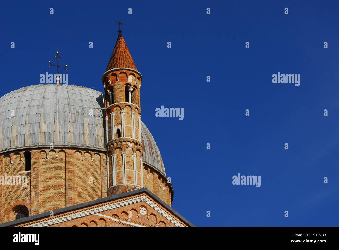 Basilica di Sant'Antonio di Padova bellissima cupola e torre, terminata nel XIV secolo (con copia spazio) Foto Stock