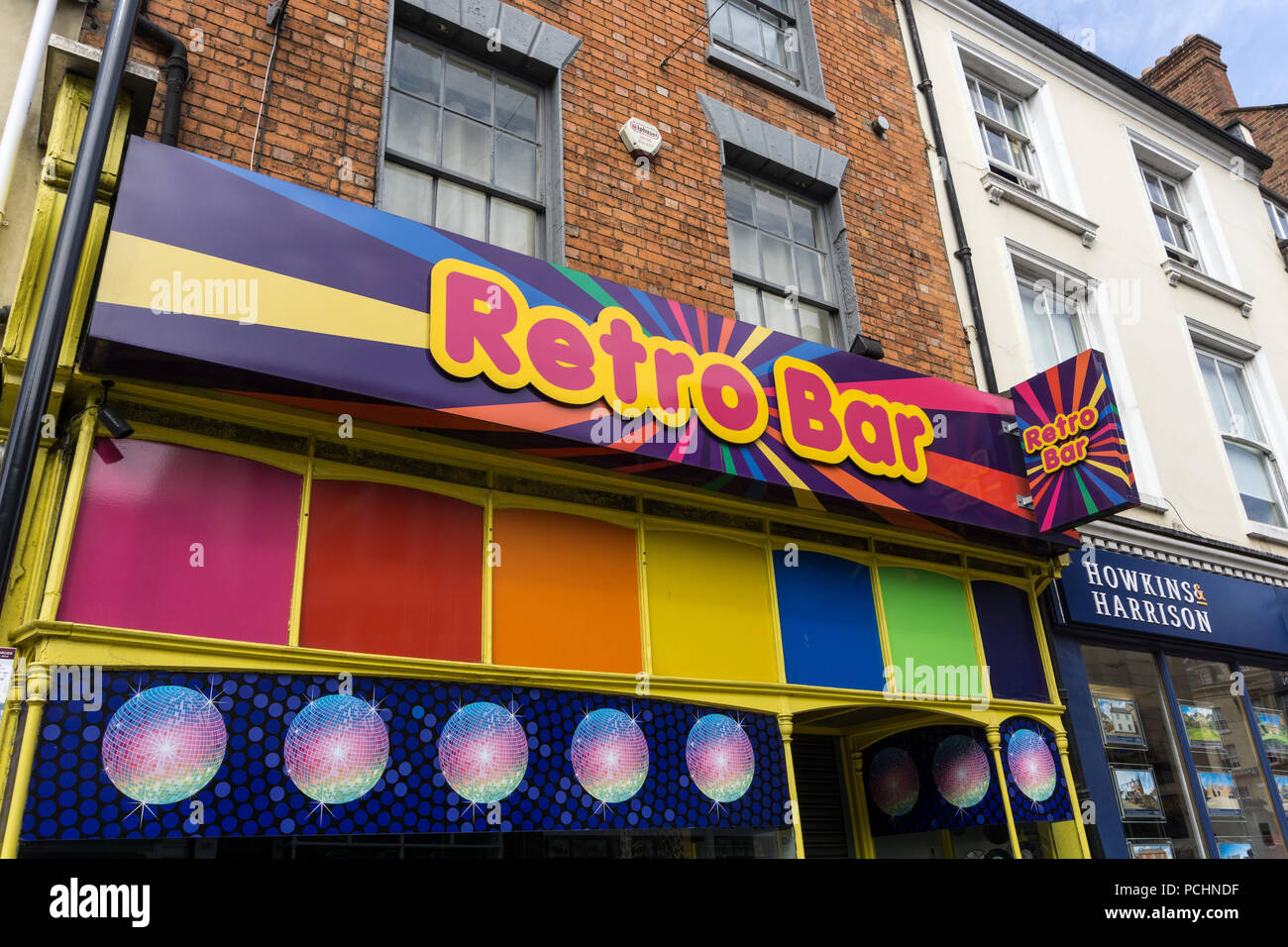 La facciata colorata del bar Retro, un luogo famoso in Bridge Street, nel cuore della notte club in scena a Northampton, Regno Unito Foto Stock