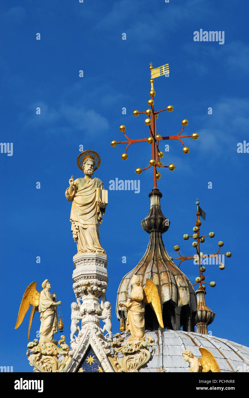 San Marco tra angeli statue guglia gotica nella parte superiore della cattedrale di Venezia con stile bizantino cupola in background (XIII-XIV secolo) Foto Stock