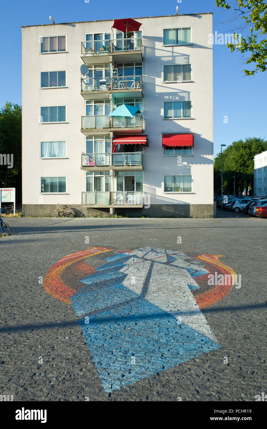 Edificio degli appartamenti Ijplein Amsterdam North Holland Netherlands Street Art pavimentazione murale. Di fronte alla fermata del traghetto Foto Stock