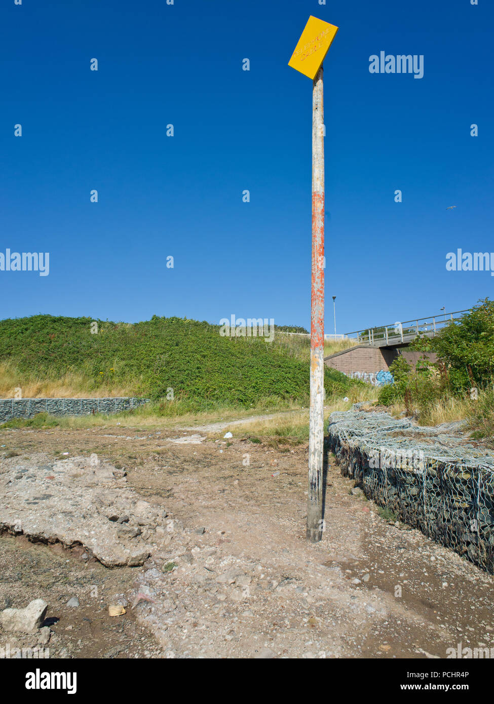 Cavo telefonico sommerso Yellow Warning Diamond Walney Channel Foto Stock