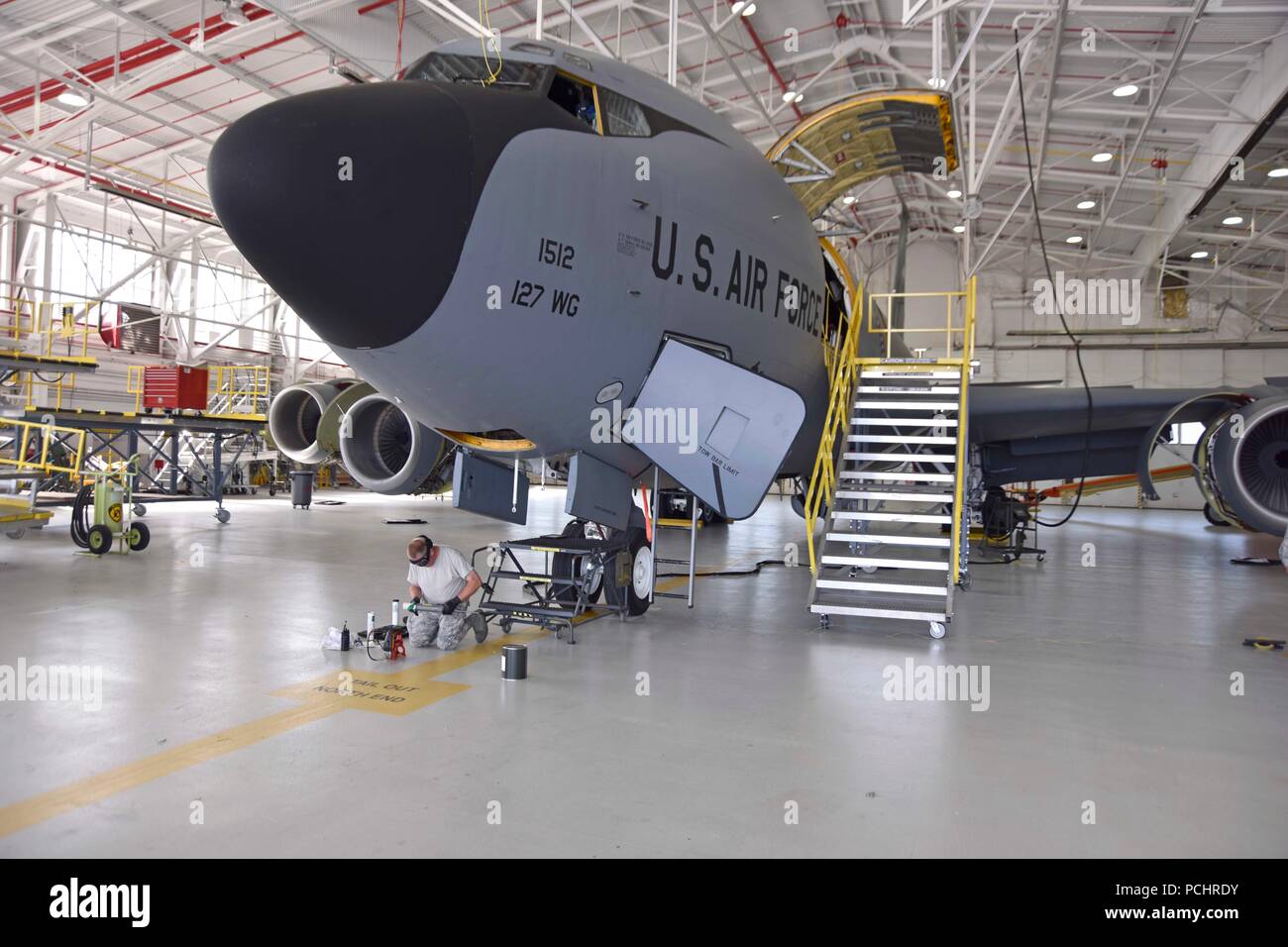 Master Sgt. Carl Tyynismaa e Senior Airman Andrew Parke 191st squadrone manutenzione equipaggio capi, applicare del grasso e lubrificante per un KC-135 Stratotanker dopo essere stato lavato a Selfridge Air National Guard Base, Mich, 28 luglio 2018. Il KC-135s sono richiesti per essere lavate ogni 180 giorni, o più spesso se necessario. (U.S. Air Force Foto di Senior Airman Ryan Zeski) Foto Stock