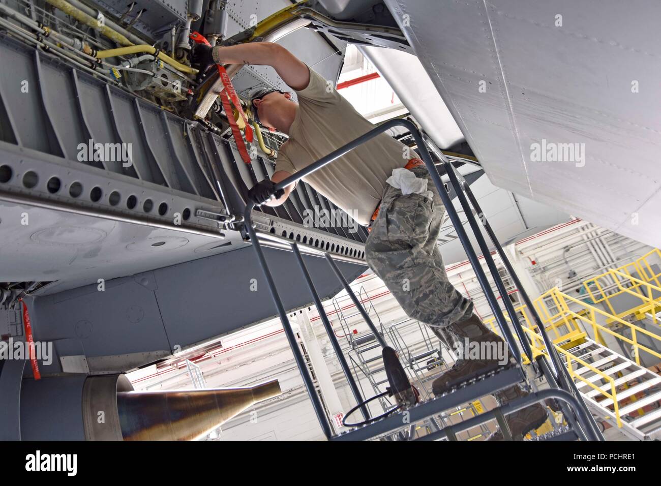Master Sgt. Carl Tyynismaa e Senior Airman Andrew Parke 191st squadrone manutenzione equipaggio capi, applicare del grasso e lubrificante per un KC-135 Stratotanker dopo essere stato lavato a Selfridge Air National Guard Base, Mich, 28 luglio 2018. Il KC-135s sono richiesti per essere lavate ogni 180 giorni, o più spesso se necessario. (U.S. Air Force foto di Senior Airman Ryan Zeski) Foto Stock