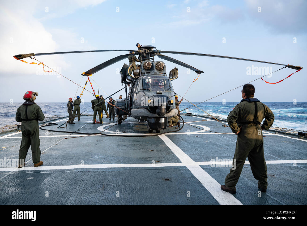 180728-N-CW570-1011 OCEANO PACIFICO (28 luglio 2018) i marinai a bordo di marina cilena frigate CNS Almirante Lynch (FF 07) preparare per lauch un SH-32 elicottero Cougar al largo delle Hawaii per una fotografia aerea missione durante il cerchio del Pacifico (RIMPAC) Esercizio, luglio 28. Venticinque nazioni, 46 navi, cinque sommergibili e circa 200 aerei e 25.000 personale partecipano RIMPAC dal 27 giugno al 2 agosto in e intorno alle Isole Hawaii e la California del Sud. Il più grande del mondo marittimo internazionale esercitazione RIMPAC offre una singolare opportunità di formazione promuovendo e sustainin Foto Stock