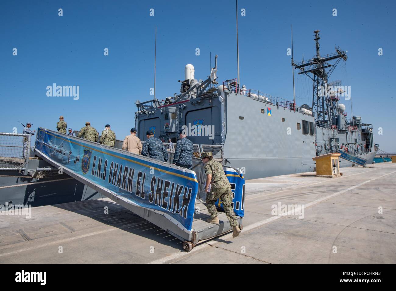 180728-N-UX013-1088 Safaga, Egitto (28 luglio 2018) DEGLI STATI UNITI I marinai della marina militare, assegnati alle visite-missile destroyer USS Jason Dunham (DDG 109), scheda egiziano forza navale (FEN) guidato-missile frigate Sharm El-Sheikh (FFG 901) per una procedura dettagliata durante l'esercizio Eagle salutate 18. Eagle salutate 18 è una superficie esercizio con il fen condotta per migliorare l'interoperabilità e la guerra disponibilità, fortificare di strutture militari e relazioni passate le capacità operative di tutte le unità partecipanti. Jason Dunham è distribuito negli Stati Uniti Quinta Flotta area di operazioni a sostegno di operazioni navali a Foto Stock