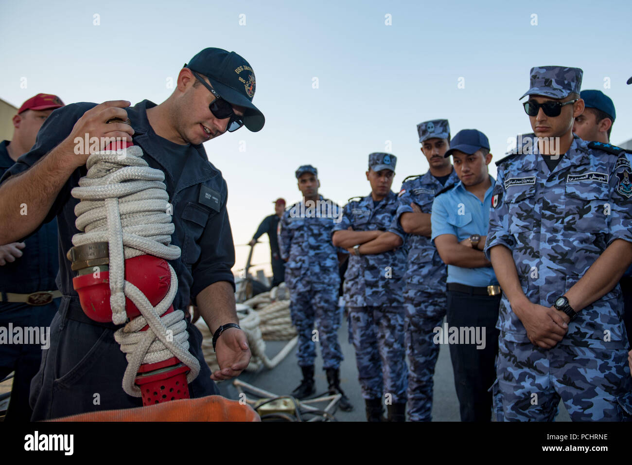 180728-N-UX013-1149 Safaga, Egitto (28 luglio 2018) Danneggiamento Controlman Fireman apprendista miglia Hannon spiega de-Apparecchiature per irrigazione di marinai provenienti da paesi partecipanti di esercizio Eagle salutate 18 durante un controllo del danno dimostrazione a bordo guidato-missile destroyer USS Jason Dunham (DDG 109). Eagle salutate 18 è una superficie esercizio con l'Egiziano forza navale condotta per migliorare l'interoperabilità e la guerra disponibilità, fortificare di strutture militari e relazioni passate le capacità operative di tutte le unità partecipanti. Jason Dunham è distribuito negli Stati Uniti Quinta area della flotta di o Foto Stock