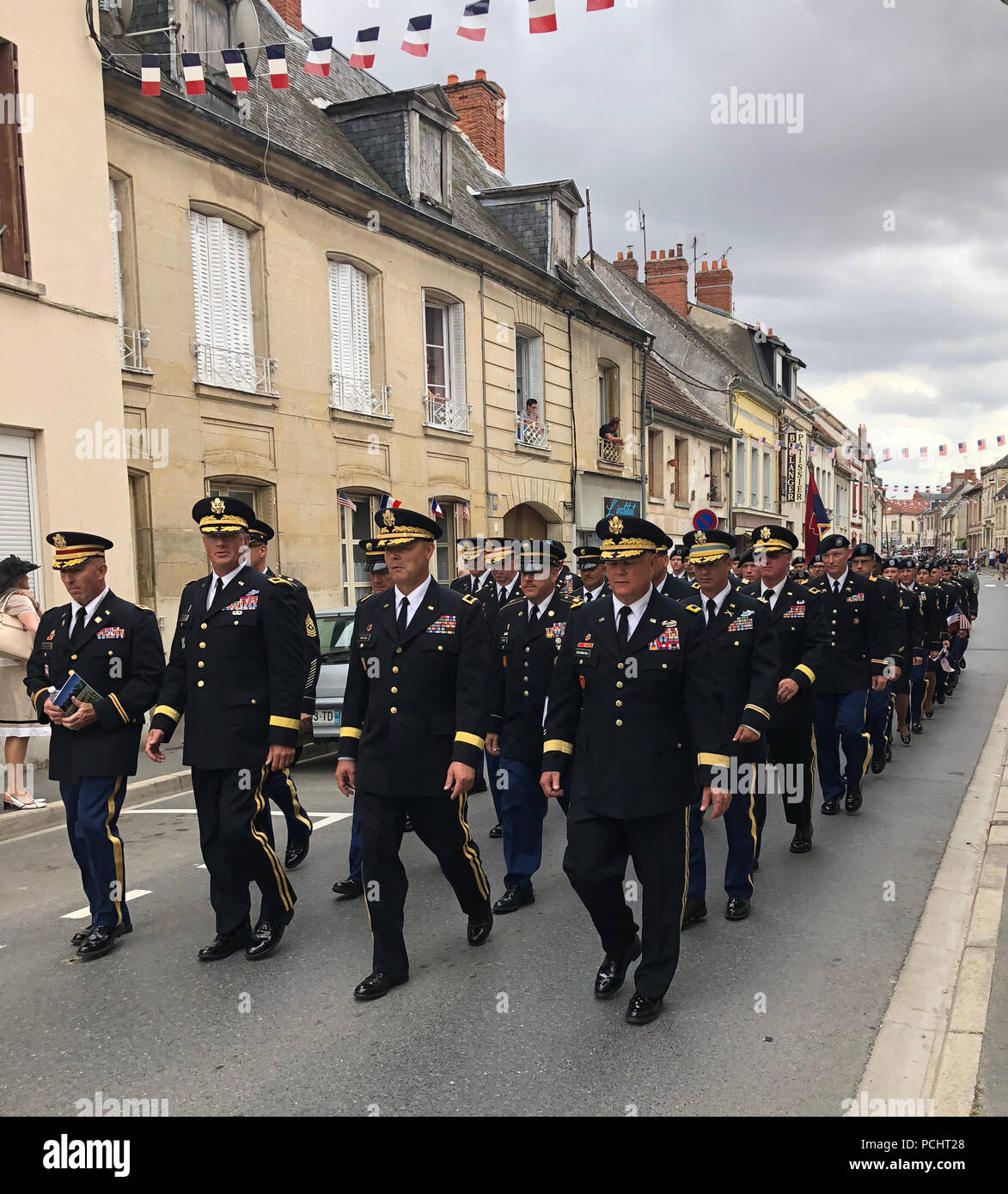 Soldati della 42a Divisione di Fanteria soldati marzo per una cerimonia di commemorazione del centenario del 167° Reggimento (Alabama Guardia Nazionale) del quarantaduesimo 'Rainbow' della divisione lotta a La Croix Rouge Farm in Fère-en-Tardenois, Francia il 29 luglio 2018. Venticinque SOLDATI Dal quarantaduesimo divisione di fanteria erano in Francia da luglio 24-29 di prendere parte ad eventi di commemorazione della divisione di ruolo-- e il ruolo degli Stati Uniti Esercito-- nella guerra mondiale I. ( Stati Uniti Esercito nazionale Guard foto di Capt. Jean Marie Kratzer) Foto Stock