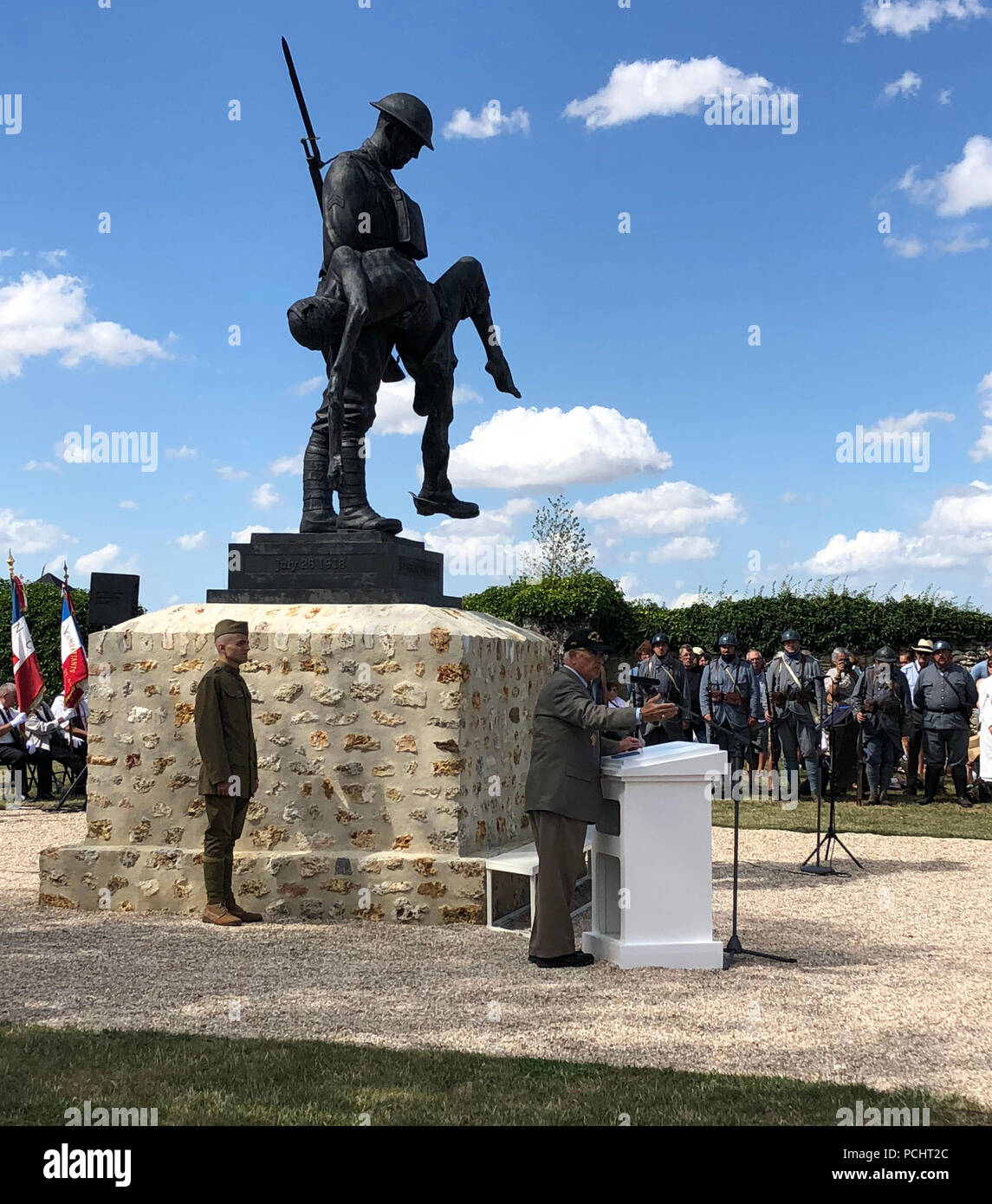 Ritirato il Maggiore Generale Joseph Taluto, presidente della divisione Arcobaleno veterani Foundation parla durante una cerimonia di commemorazione del centenario del 167° Reggimento (Alabama Guardia Nazionale) del quarantaduesimo 'Rainbow' della divisione lotta a La Croix Rouge Farm in Fère-en-Tardenois, Francia il 29 luglio 2018. La lotta è stata una delle più sanguinose battaglie della divisione. Venticinque SOLDATI Dal quarantaduesimo divisione di fanteria erano in Francia da luglio 24-29 di prendere parte ad eventi di commemorazione della divisione di ruolo-- e il ruolo degli Stati Uniti Esercito-- nella guerra mondiale I. ( Stati Uniti Esercito nazionale Guard foto di Foto Stock