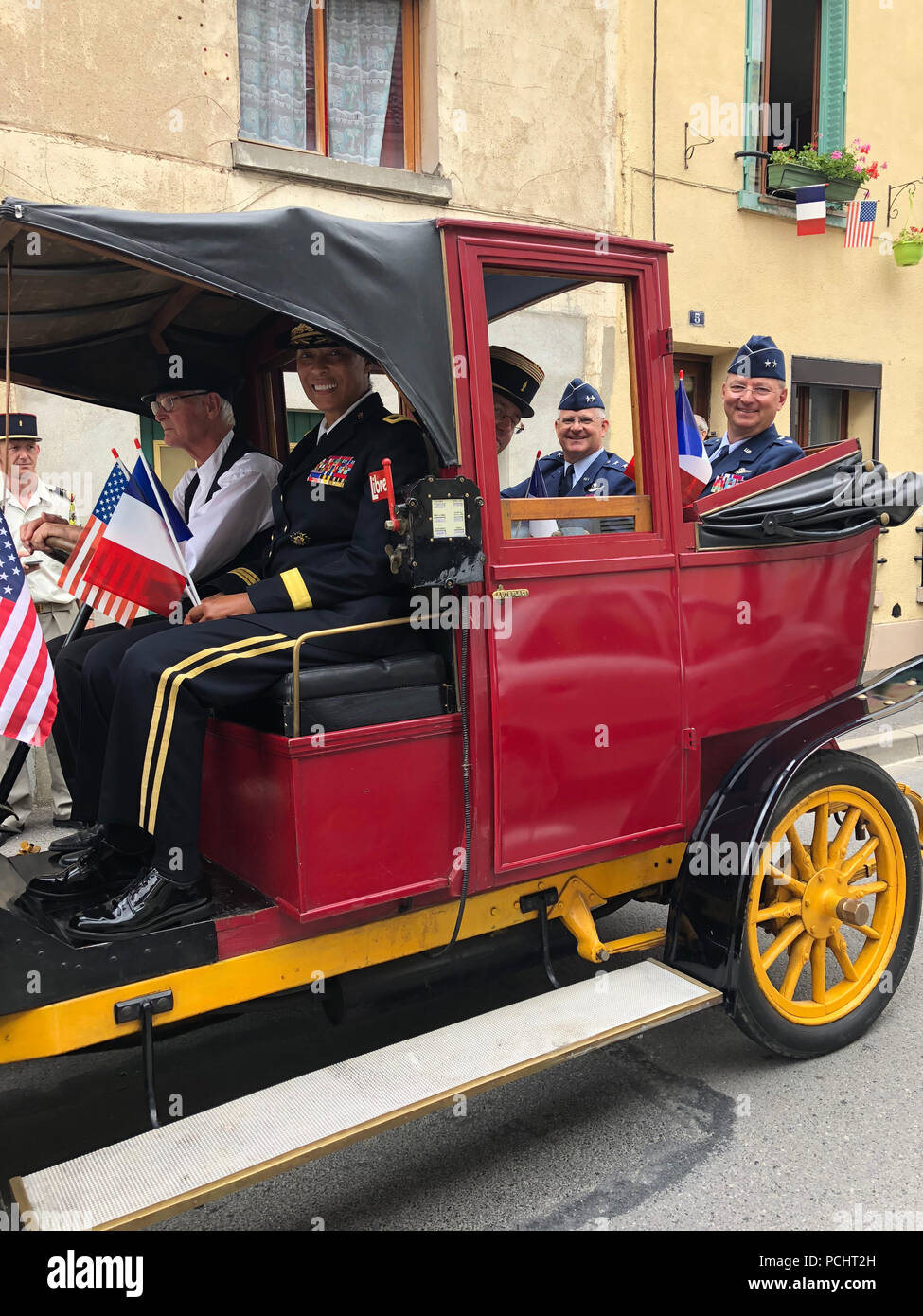Il Maggiore Generale Antonio tedesco, l'Aiutante Generale di New York (posteriore) ischauffeured per una cerimonia di commemorazione del centenario del 167° Reggimento (Alabama Guardia Nazionale) del quarantaduesimo 'Rainbow' della divisione lotta a La Croix Rouge Farm in Fère-en-Tardenois, Francia il 29 luglio 2018 in un classico la guerra mondiale I periodo vettura francese. La Croix Rouge Farm battaglia era uno della divisione più sanguinario. Venticinque SOLDATI Dal quarantaduesimo divisione di fanteria erano in Francia da luglio 24-29 di prendere parte ad eventi di commemorazione della divisione di ruolo-- e il ruolo degli Stati Uniti Esercito-- nella guerra mondiale I. ( Stati Uniti Ar Foto Stock