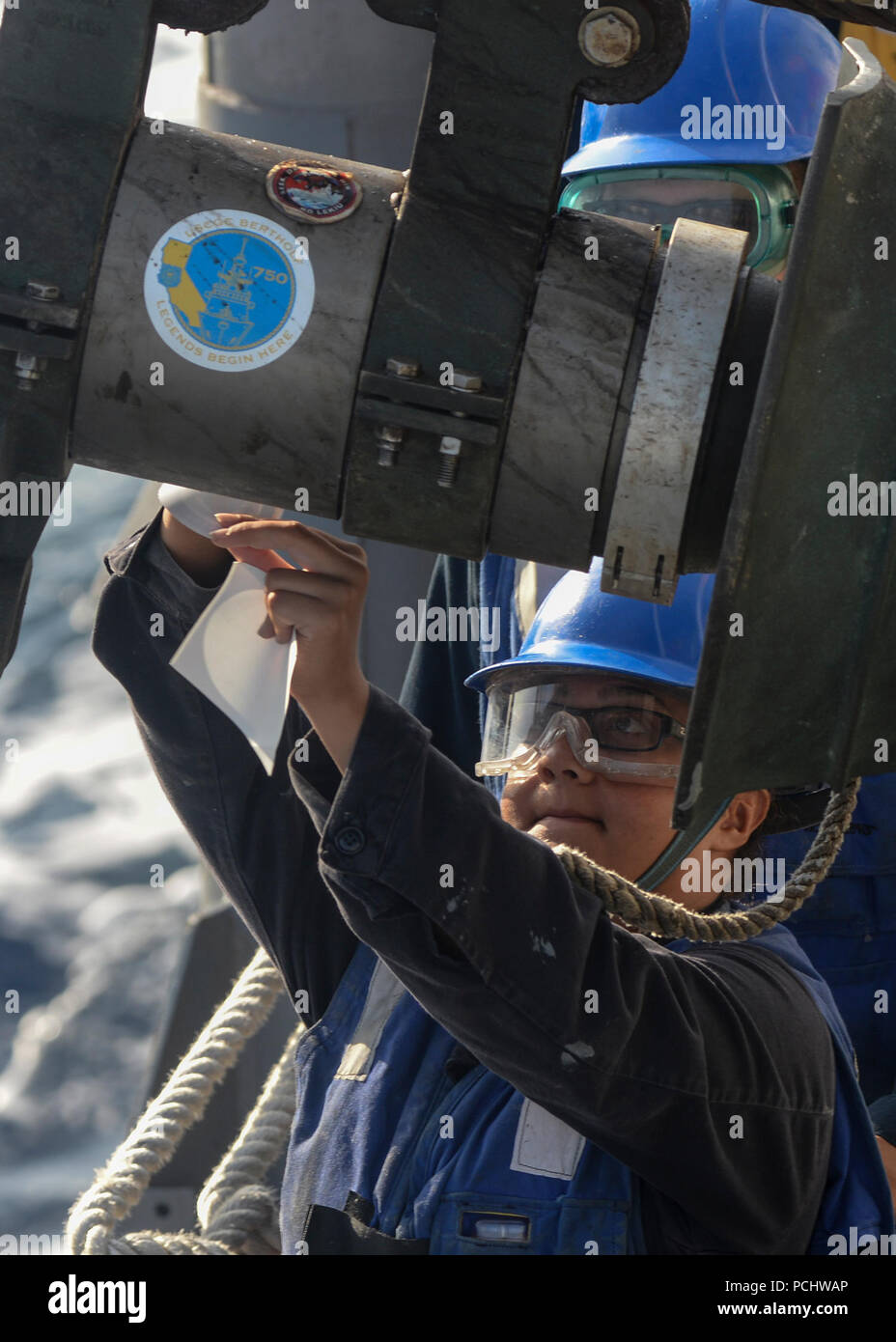 180731-N-PM193-1121 OCEANO PACIFICO (31 luglio 2018) Il Marinaio Tami Martinez, assegnato a visite guidate-missile destroyer USS Sterett (DDG 104), pone un comando un adesivo su una sonda del carburante durante un rifornimento in mare con Royal Australian Navy multi-prodotto oliatore di rifornimento HMAS successo (o 304) durante la fase di mare del cerchio del Pacifico (RIMPAC) Esercizio, 31 luglio. Venticinque nazioni, 46 navi, cinque sommergibili e circa 200 aerei e 25.000 personale partecipano RIMPAC dal 27 giugno al 2 agosto in e intorno alle Isole Hawaii e la California del Sud. Il più grande del mondo international Foto Stock