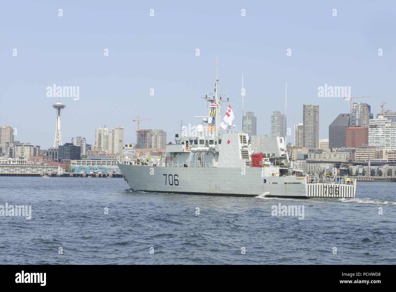 L'equipaggio della HMCS Yellowknife (MM 706), un Royal Canadian Navy difesa costiera nave, avvolge il 69Seafair annuale parata di navi come membri di equipaggio rendere onora come passano la città di Seattle, 31 luglio 2018. La parata incluse anche gli equipaggi a bordo della USS Momsen (DDG 92) e USS Somerset (LPD 25), USCGC Mellon (WHEC 717) e HMCS Whitehorse. Stati Uniti Coast Guard foto di Sottufficiali di terza classe Amanda Norcross. Foto Stock