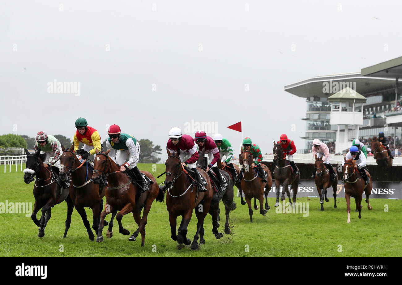 Guide e piloti in azione durante il Guinness dei principianti siepi il giorno 4 del Galway Summer Festival a Galway Racecourse. Stampa foto di associazione. Picture Data: giovedì 2 agosto 2018. Vedere la storia di PA RACING Galway. Foto di credito dovrebbe leggere: Brian Lawless/PA FILO Foto Stock