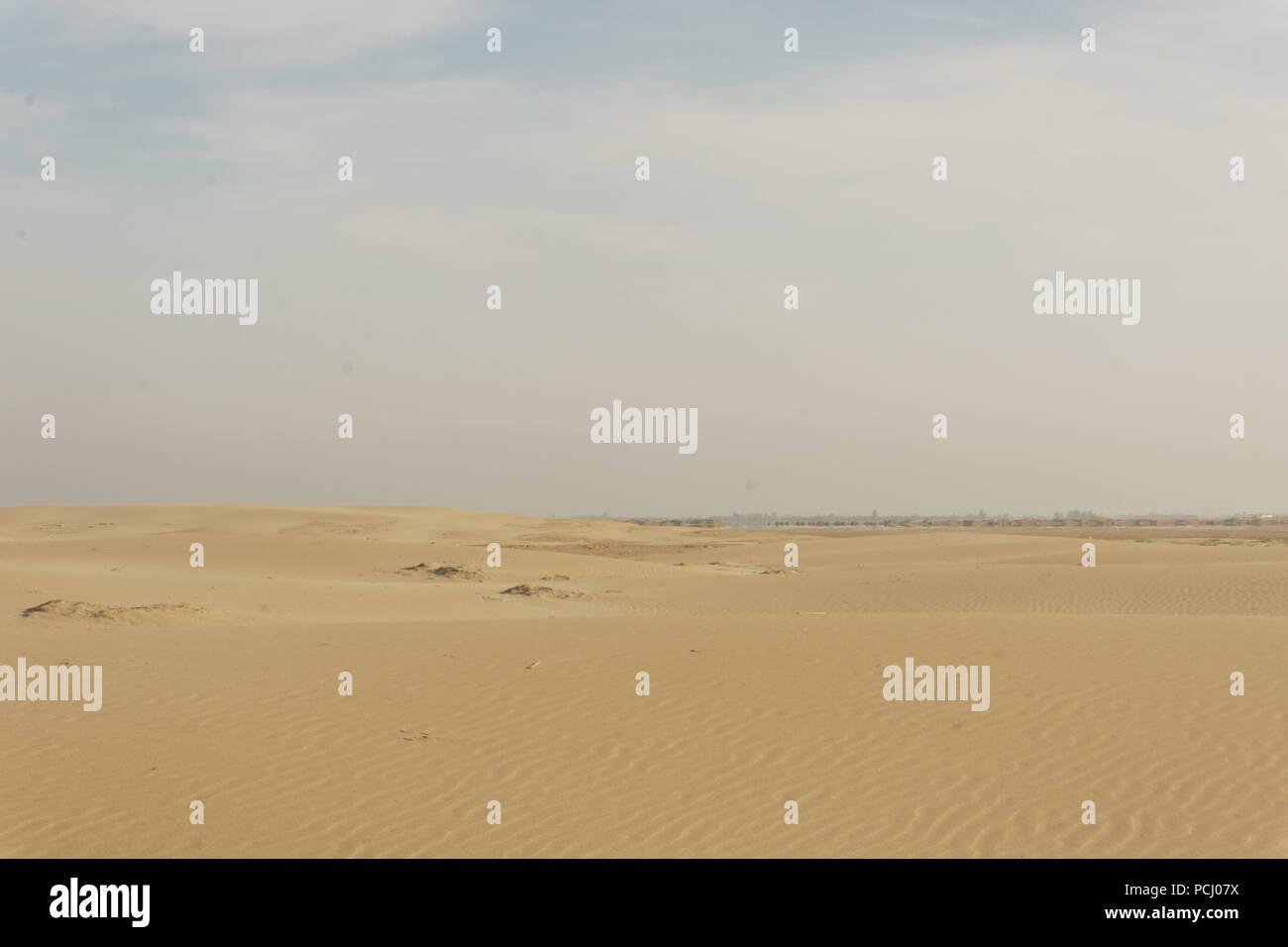 Deserto di sabbia prima di raggiungere la spiaggia Foto Stock