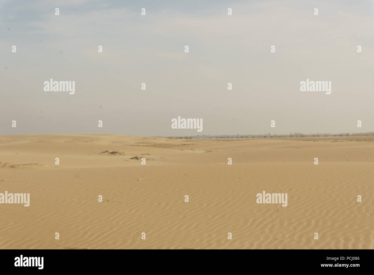 Deserto di sabbia prima di raggiungere la spiaggia Foto Stock
