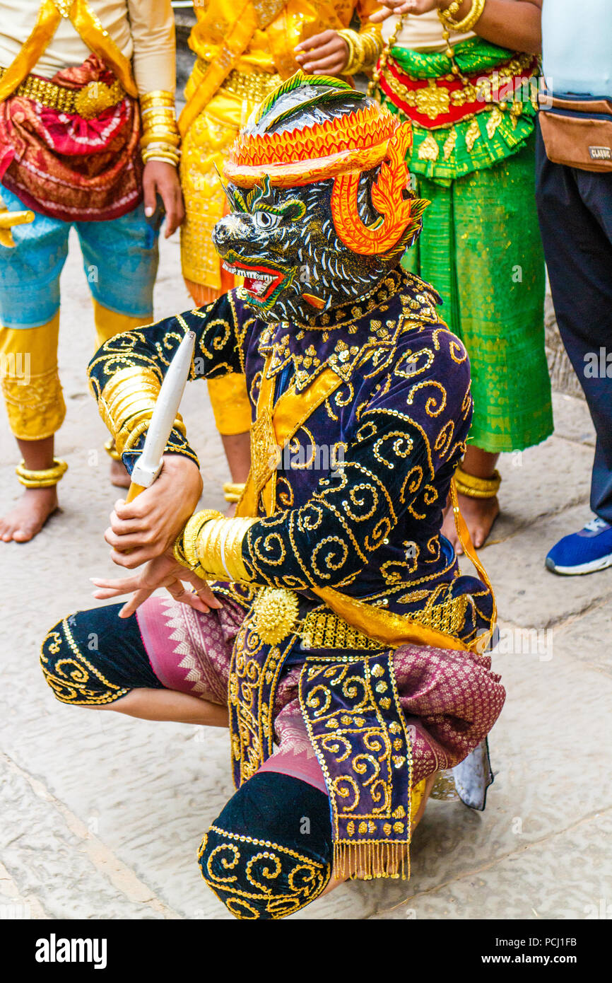 Angkor Wat, Cambogia - 11 Gennaio 2018: ballerino in abito tradizionale e maschera. Essi svolgono qui ogni giorno. Foto Stock