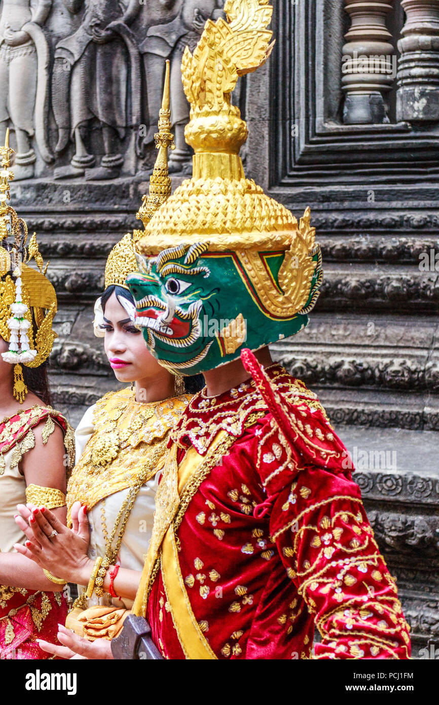 Angkor Wat, Cambogia - 11 Gennaio 2018: ballerino in abito tradizionale e maschera. Essi svolgono qui ogni giorno. Foto Stock