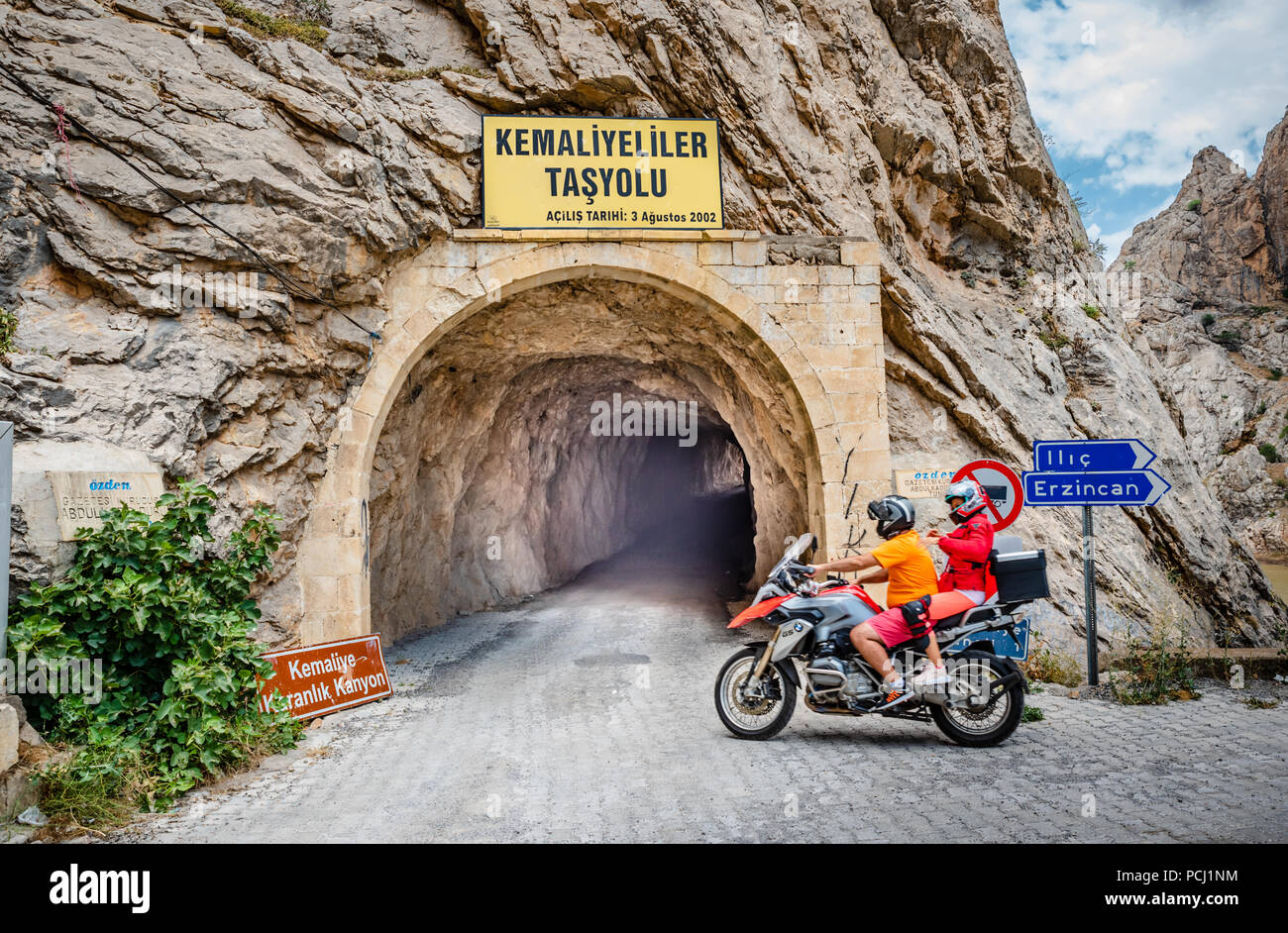 Ingresso di Kemaliye Dark Canyon che va a Kemaliye pietra antica strada in Kemaliye o Egin.Erzincan,Turchia.15 Luglio 2018 Foto Stock