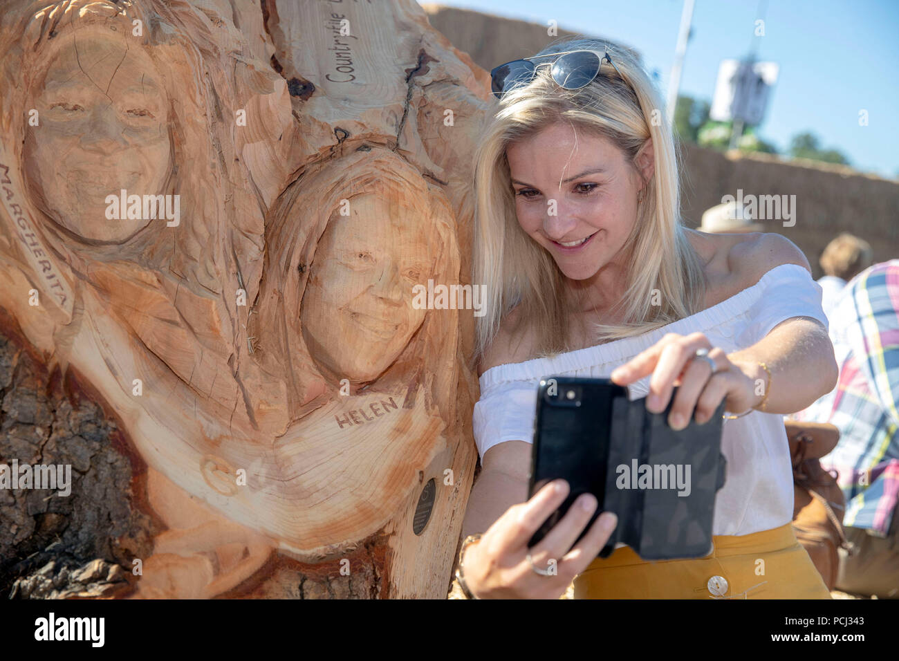 Il presentatore Helen Skelton nella parte anteriore delle sculture di legno di tutto lo spettacolo del presentatori per il giorno di apertura della BBC Countryfile Live presso il Palazzo di Blenheim vicino a Woodstock, Oxfordshire. Foto Stock
