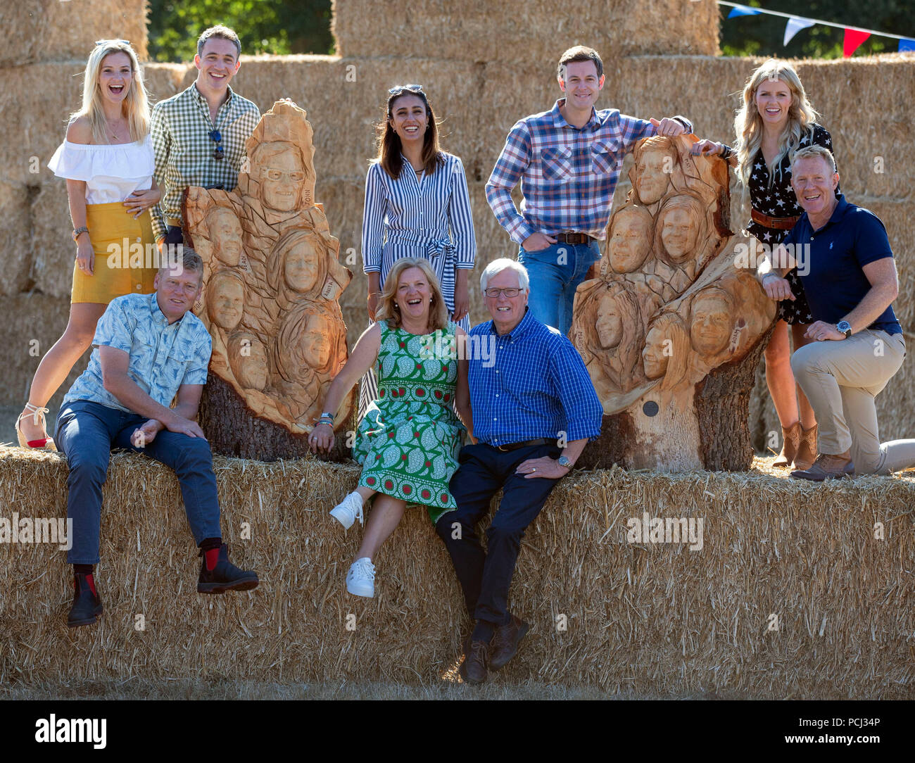 I presentatori (fila posteriore sinistra a destra) Helen Skelton, Joe Crowley, Anita Rani, Matt Baker, Ellie Harrison, Adam Henson, (prima fila da sinistra a destra) Tom Heap, Charlotte Smith e John Craven nella parte anteriore delle sculture di legno di se stessi per il giorno di apertura della BBC Countryfile Live presso il Palazzo di Blenheim vicino a Woodstock, Oxfordshire. Foto Stock