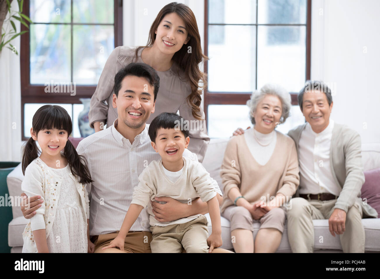 Ritratto di felice famiglia cinese Foto Stock