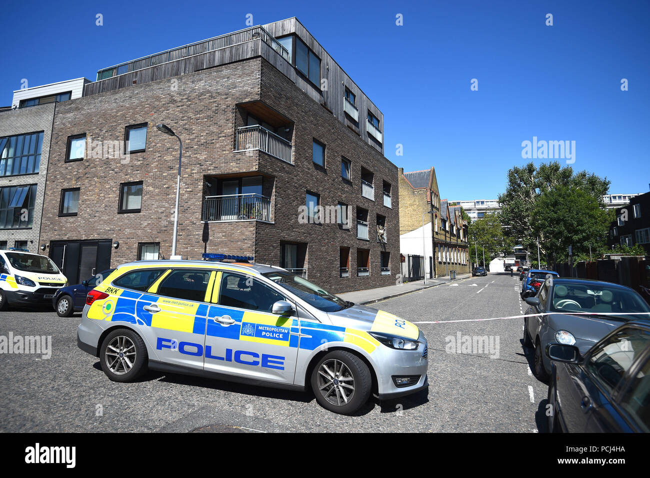 Attività di polizia in Warham Street a Camberwell, Londra Sud, dove Mosca17 rapper incognito, il cui vero nome è creduto di essere Siddique Kamara, è stato ucciso e altri due feriti in un accoltellato. Foto Stock