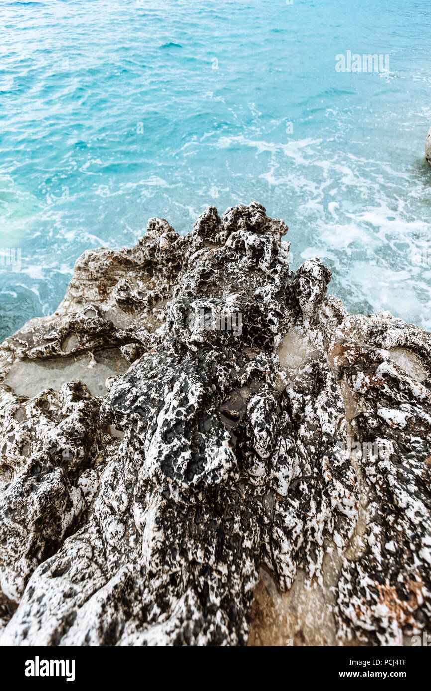 Sfondo di pietra. Il mar Ionio. Le onde del mare. Sfondo Foto stock - Alamy