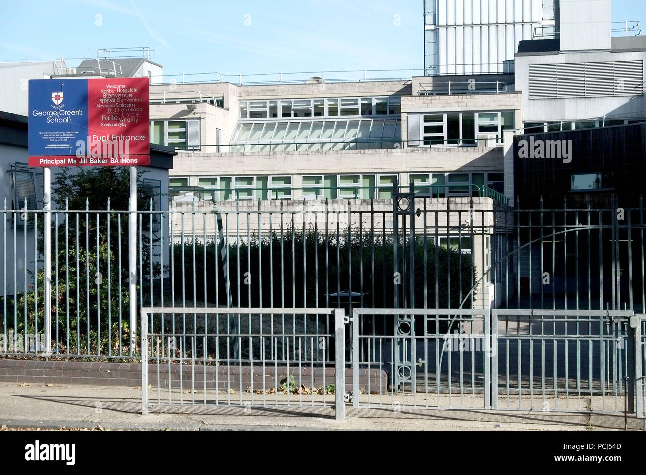 George verde della scuola è un coeducational scuola secondaria e la sesta forma, situato nella città di Cubitt, sull'Isola di cani nel quartiere londinese di torre H Foto Stock
