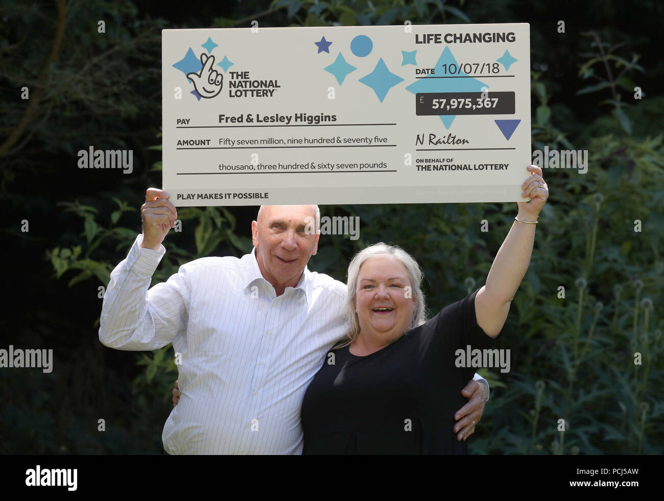 Fred, 67, e Lesley Higgins, 57, da Laurencekirk, Aberdeenshire festeggia dopo aver vinto£57.9 milioni sul concorso National Lottery EuroMillions, al Marcliffe Hotel di Aberdeen. Foto Stock