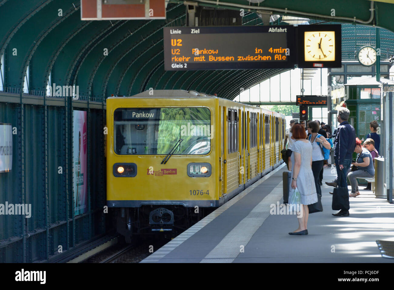 U-Bahnhof Eberswalder Strasse, Prenzlauer Berg, Pankow, Berlino, Deutschland Foto Stock