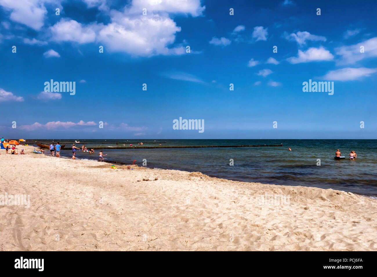 Germania Loddin,Stubbenfelde Beach. Di balneazione costiere resort sull'isola di Usedom sul Mar Baltico. Spiaggia di sabbia, persone nuotare nel mare tranquillo. Foto Stock
