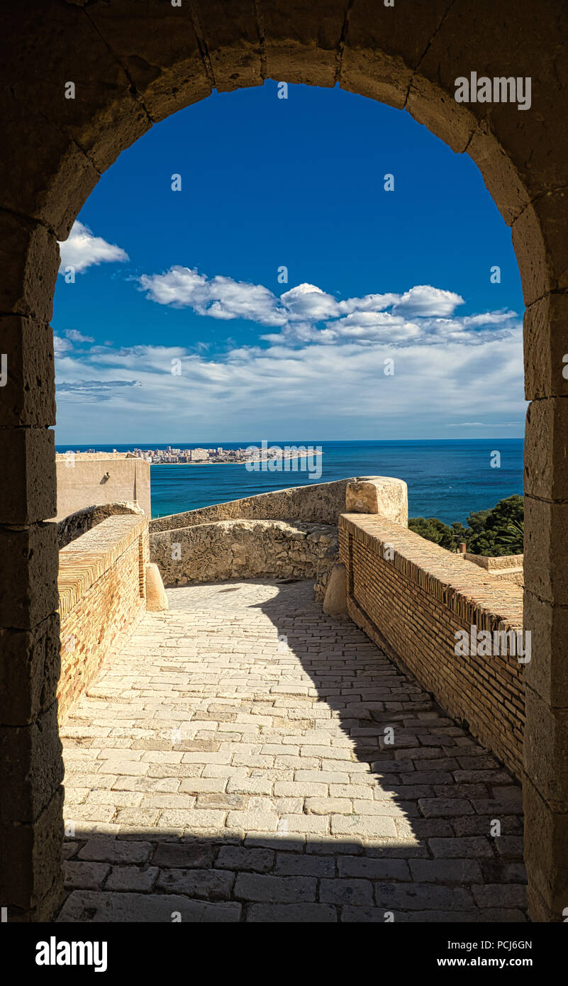 Alicante, Costa Blanca, Mediterraneo, Europa, viaggi, vacanze, castello spagnolo, arch, castello spagnolo, mare, vacanze Foto Stock
