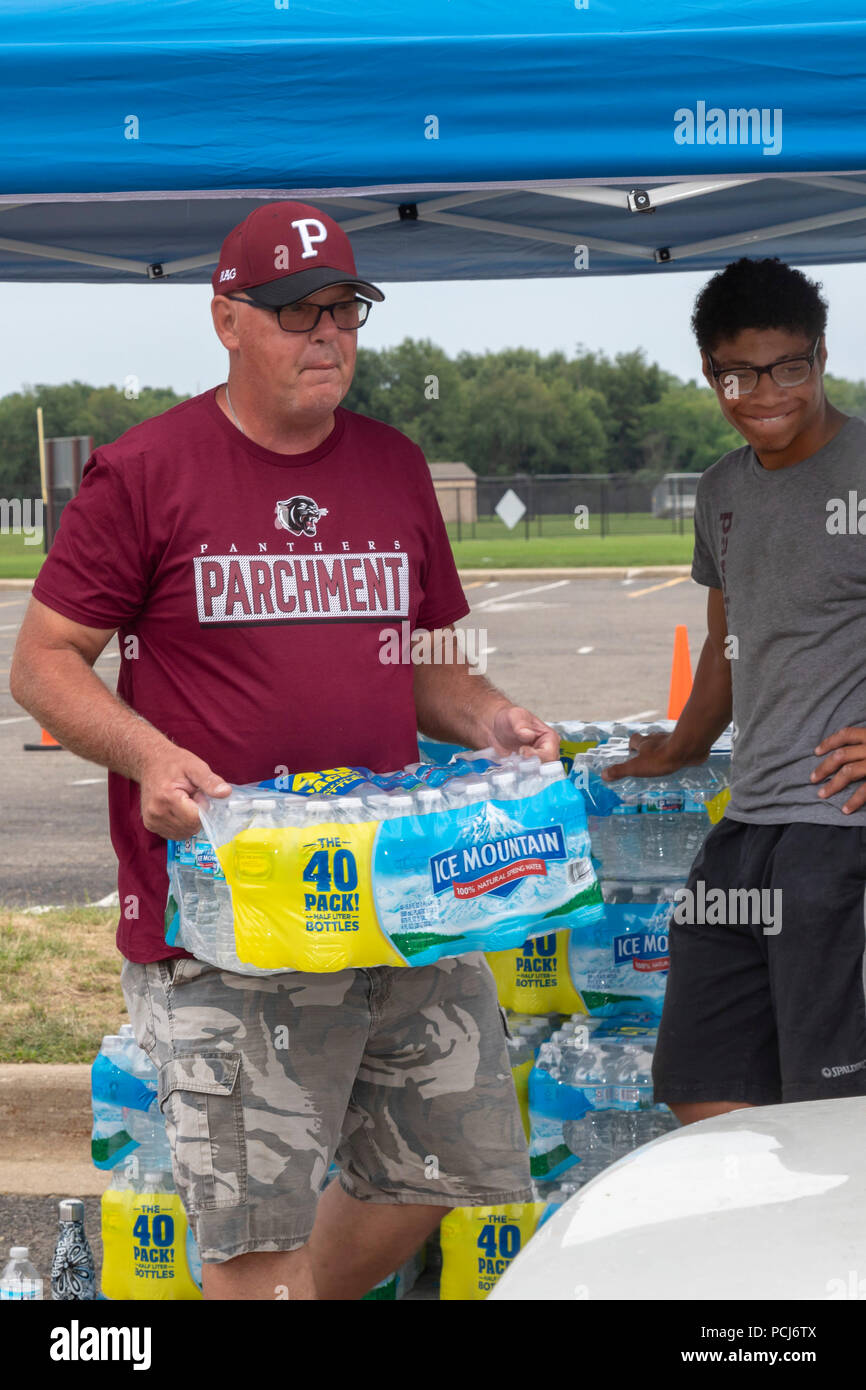 Pergamena, Michigan - I volontari della Croce Rossa e pergamena di alta scuola di distribuire acqua in bottiglia per i residenti a seguito di elevate concentrazioni di PFA Foto Stock