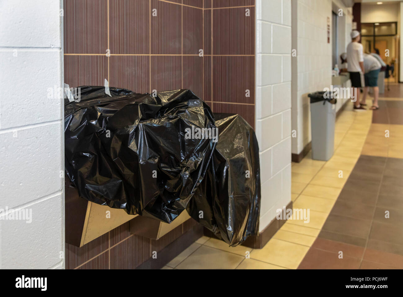 Pergamena, Michigan - fontane ad acqua a pergamena di alta scuola sono coperti a seguito di elevate concentrazioni di PFA sono stati trovati nella città di acqua potabile. Foto Stock