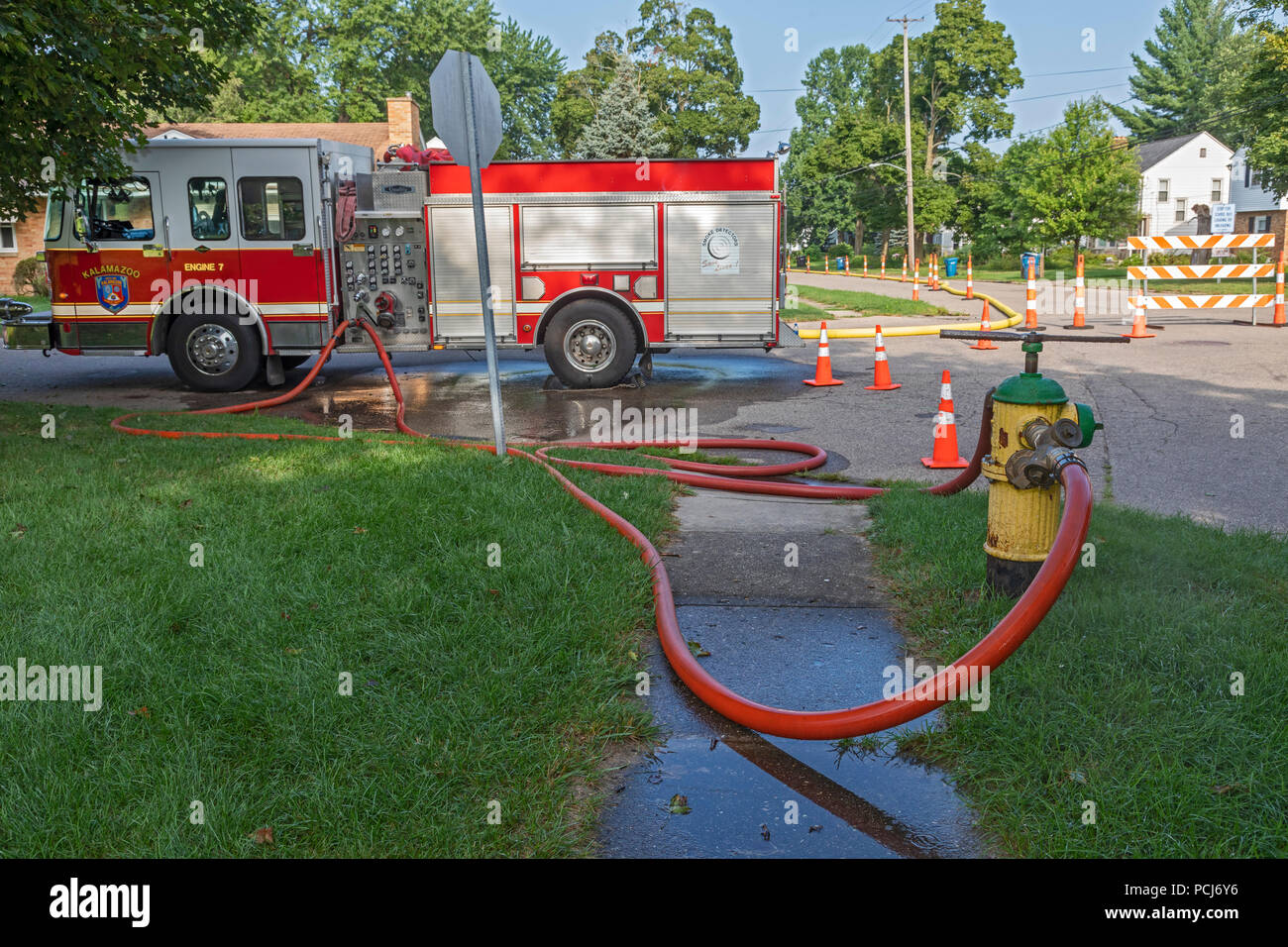 Pergamena, Michigan â€" a seguito della scoperta di alte concentrazioni di PFAS in pergamena di acqua potabile, gli sforzi sono in corso per collegare il kit di telefonia mobile CIT Foto Stock