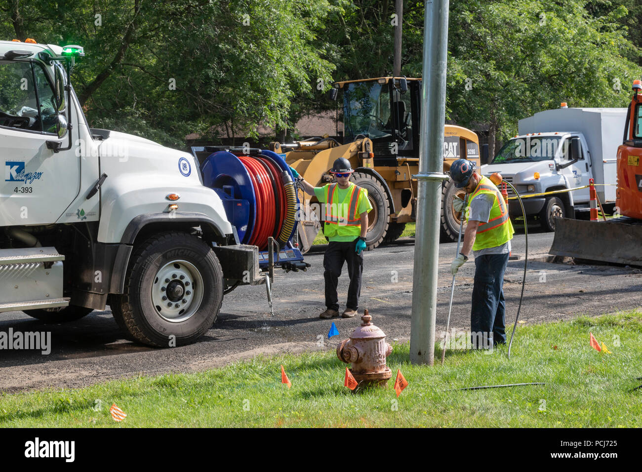 Pergamena, Michigan - a seguito della scoperta di alte concentrazioni di PFAS in pergamena di acqua potabile, un equipaggio di costruzione si collega la città di w Foto Stock