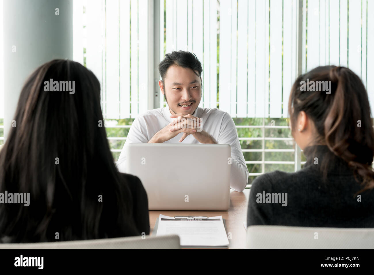Il colloquio di lavoro - Foto di imprenditore asiatici ricorrente nel corso di ascoltare le risposte dei candidati. Foto Stock