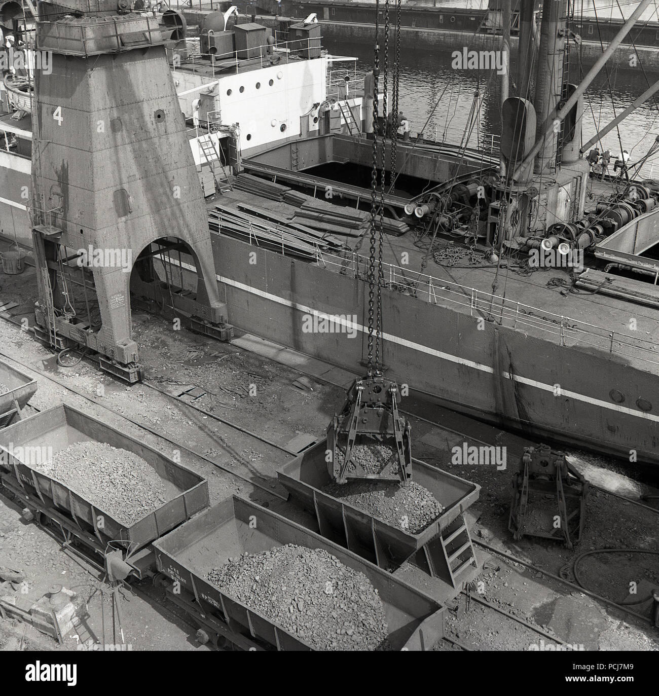 Degli anni Cinquanta, storico, Londra, dock, merci dalle navi containter essendo caricati su su vagoni ferroviari. Foto Stock