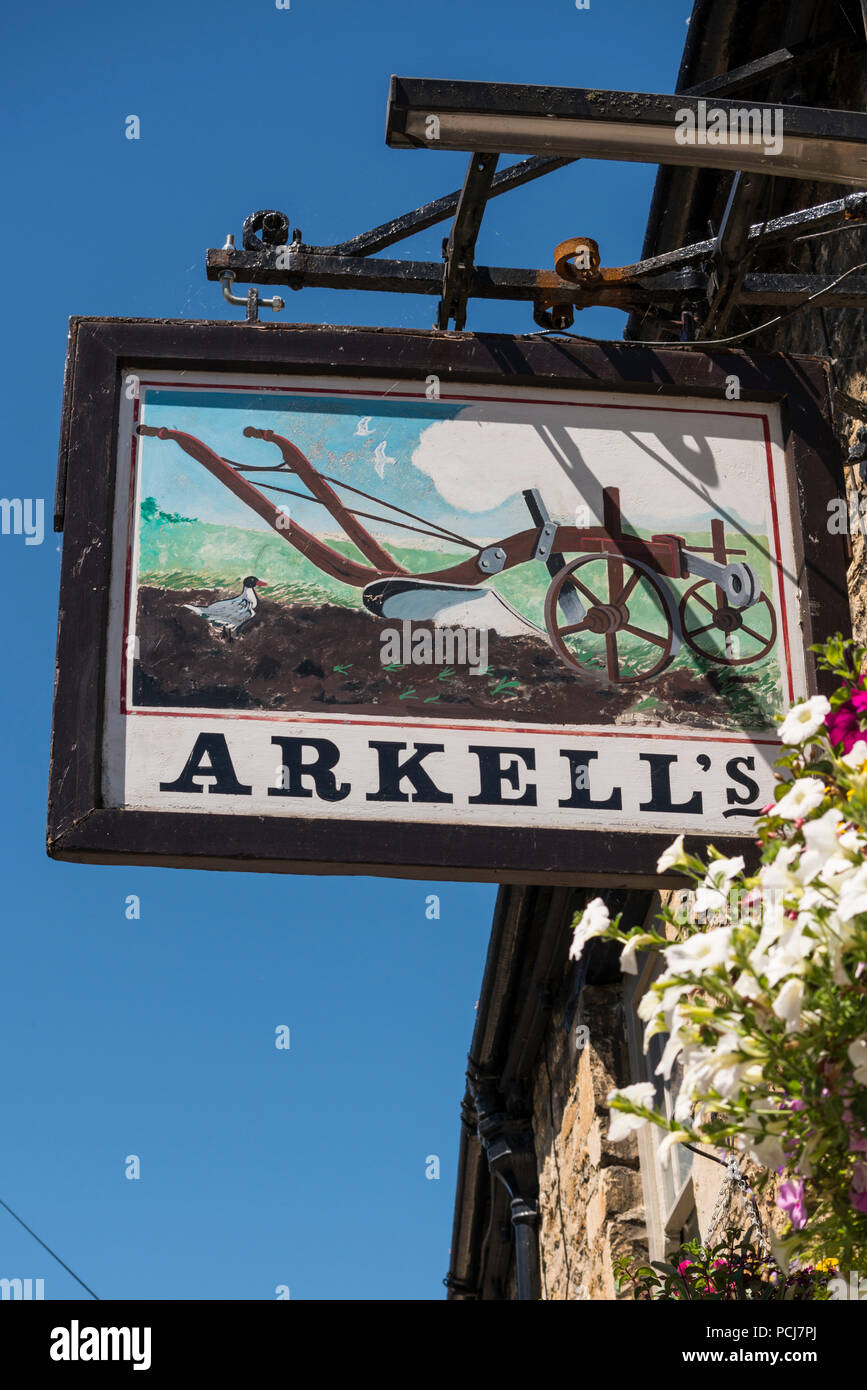 Arkell's pub segno, Fairford, Gloucestershire, Regno Unito Foto Stock