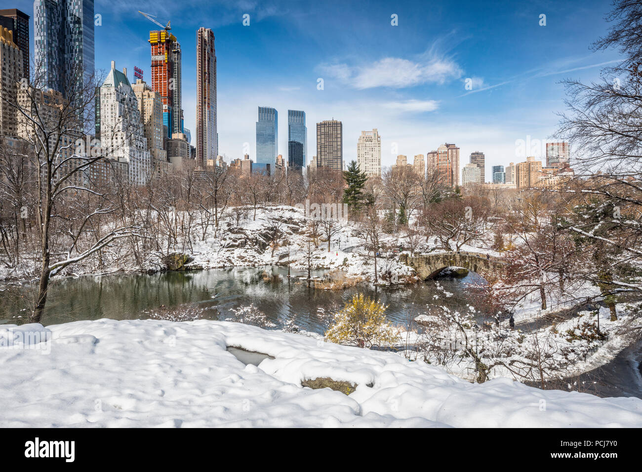 Central Park in inverno, vista da edifici di Manhattan e Gapstow bridge, New York City Foto Stock