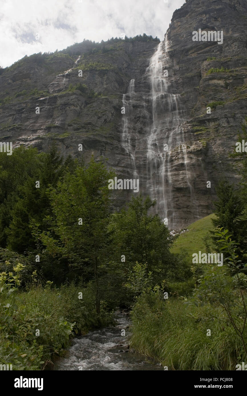 Mürrenbach cade (anche Mürrenbachfall o Mürrelbachfälle) vicino a Stechelberg in alta valle di Lauterbrunnen, Oberland bernese, Svizzera Foto Stock