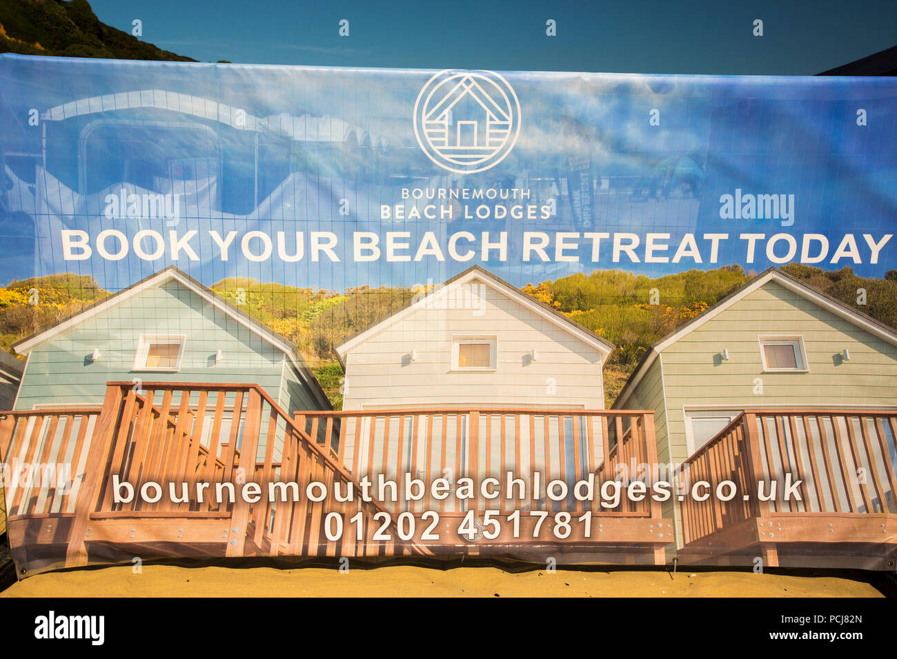 Un annuncio pubblicitario per il beach lodge, sul lungomare di Bournemouth Dorset, Regno Unito. Foto Stock