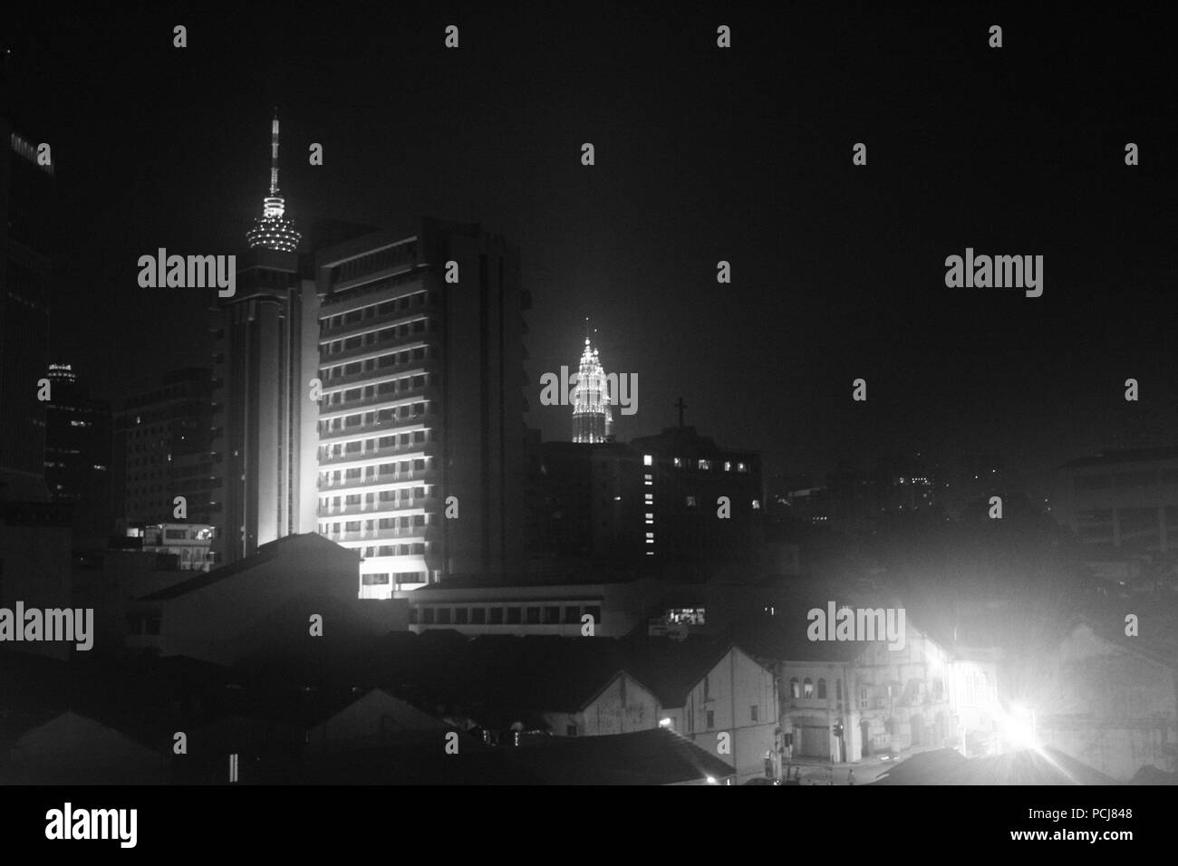Kuala Lumpur a notte da China Town in bianco e nero Foto Stock