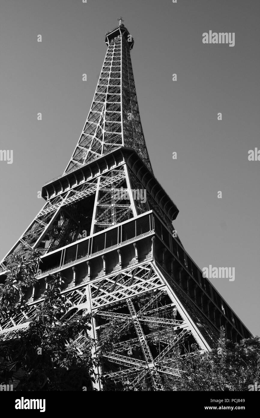 La Torre Eiffel dal di sotto in bianco e nero Foto Stock