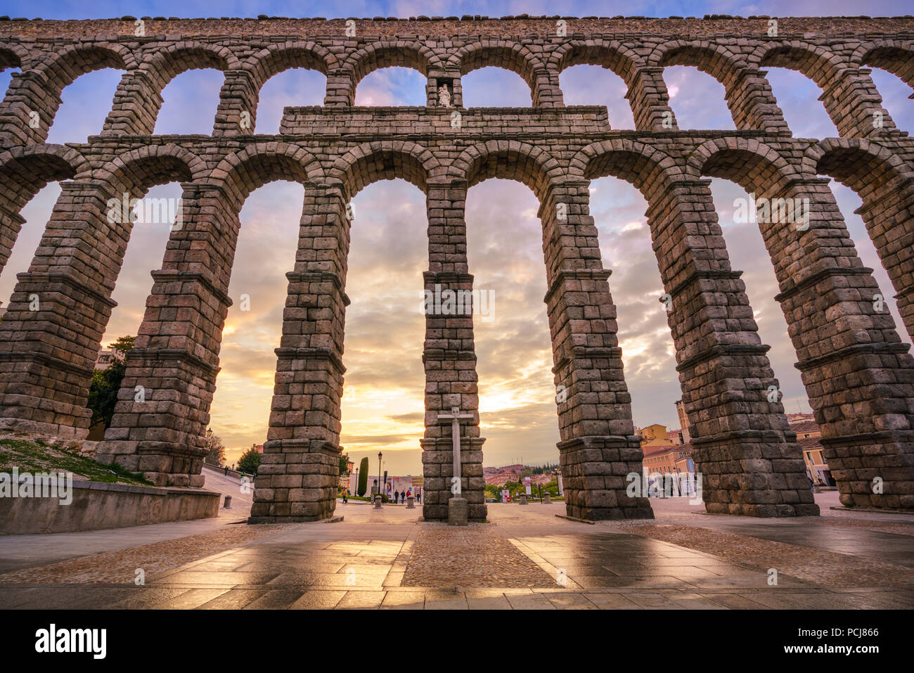 L'Acquedotto di Segovia, Spagna, fu costruito durante l'impero romano e si erge come è stato concepito fino ad oggi. L'acquedotto è costruito di mattone-come gran Foto Stock