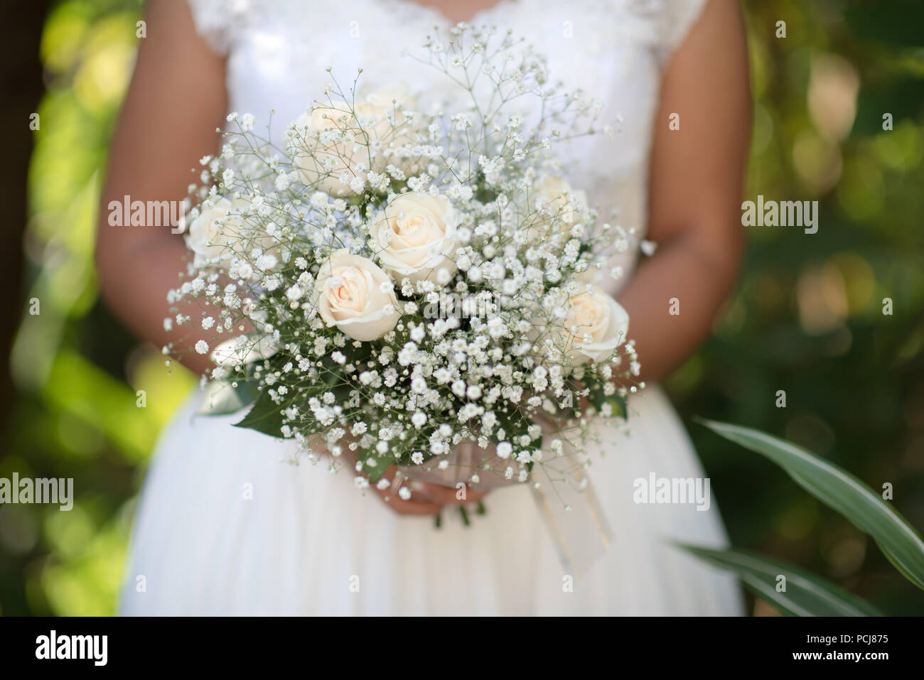 Bouquet di nozze - splendidi fiori in sposa le mani in un abito bianco. Foto Stock