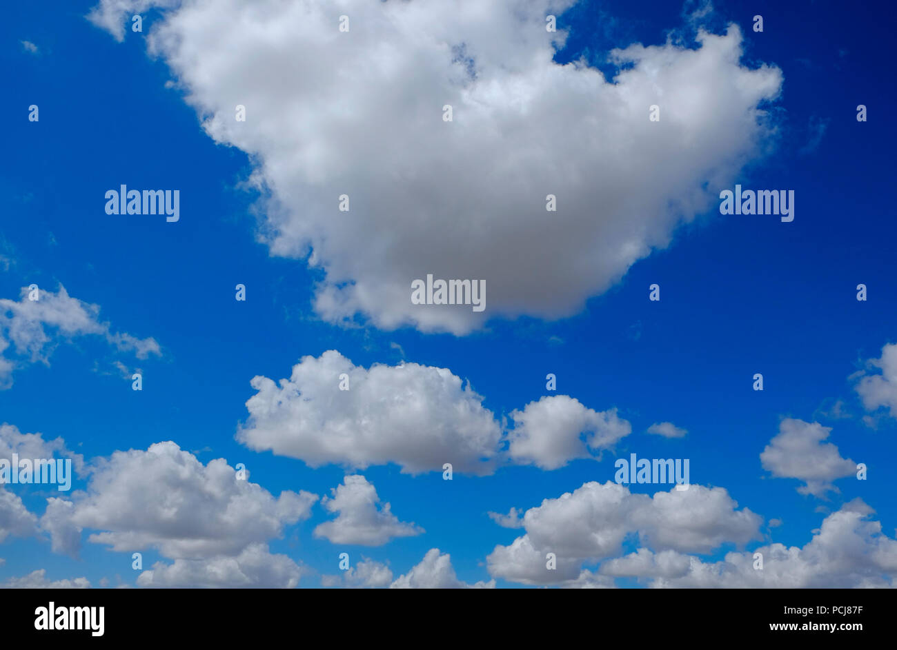 Vibrante luminoso cielo blu e bianco delle nuvole gonfi, Norfolk, Inghilterra Foto Stock