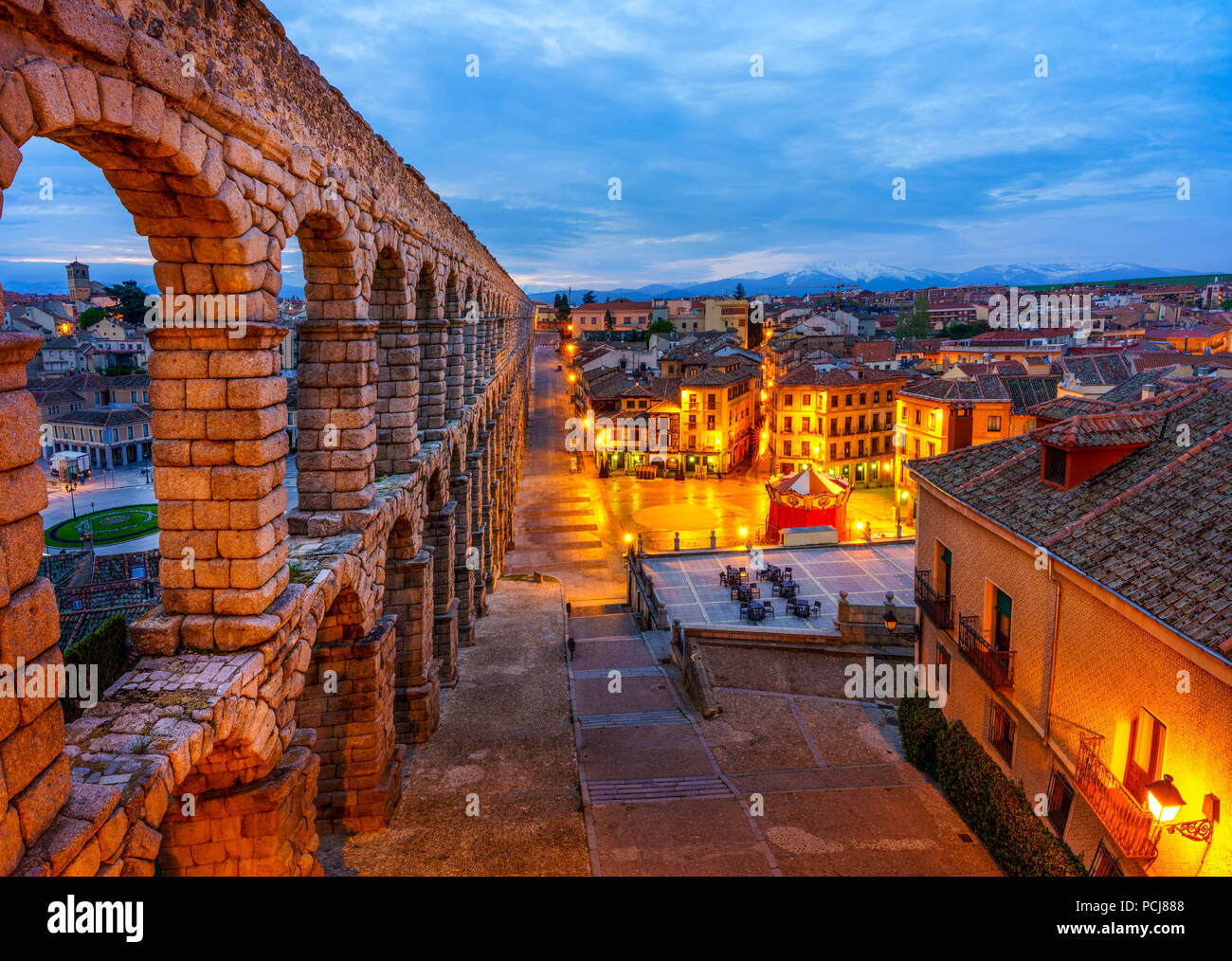 L'Acquedotto di Segovia, Spagna, fu costruito durante l'impero romano e si erge come è stato concepito fino ad oggi. L'acquedotto è costruito di mattone-come gran Foto Stock